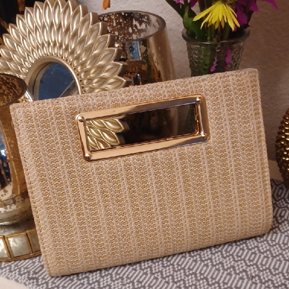 Elegant Tan Straw Clutch